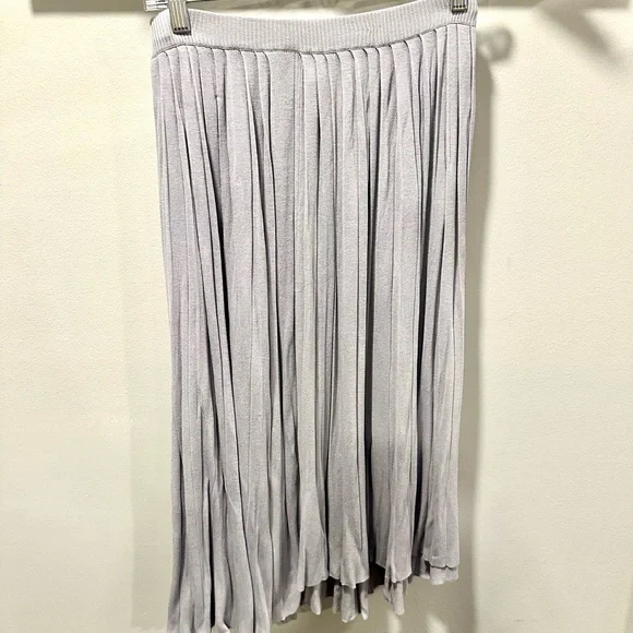 JustFab Light Gray A-Line Pleated Knit Skirt Size M - Picture 2 of 7